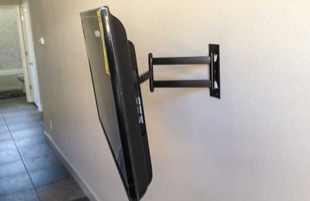 Articulating TV wall mount